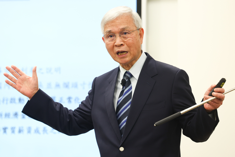 央行總裁楊金龍表示，投資比特幣就像搭雲霄飛車，提醒投資人要繫好安全帶，不然就會像他坐雲霄飛車的經驗一樣，「心都要跳出來」。(圖：中央社)
