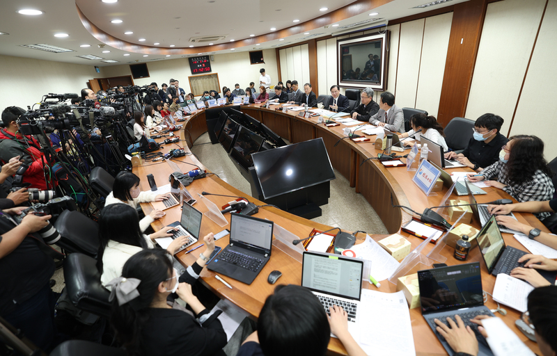 學者認為，此次電價調漲方案設計相當細緻。圖為經濟部22日召開113年第1次電價費率審議會，會後記者會吸引許多媒體到場關注。(圖：中央社)