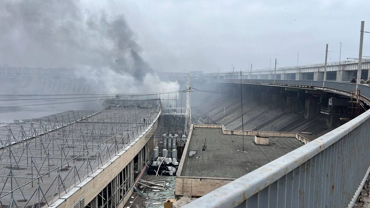 俄羅斯對第聶伯羅水力發電廠發動攻擊，烏克蘭前內政部顧問透露，兩個電站遭8枚飛彈擊中，影響水力發電。(X平台/@Gerashchenko_en)