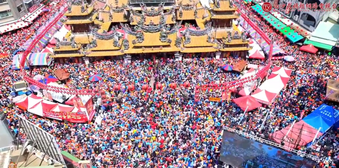 白沙屯媽祖鑾轎23日中午抵達北港朝天宮，逾20萬人大喊「進啦!」迎粉紅超跑將朝天宮周邊全部塞爆，空拍畫面超震撼。(翻攝白沙屯網路電視台)