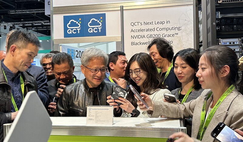 輝達執行長黃仁勳在GTC大會期間，在展場與多家台灣廠商互動熱絡。(圖：中央社)