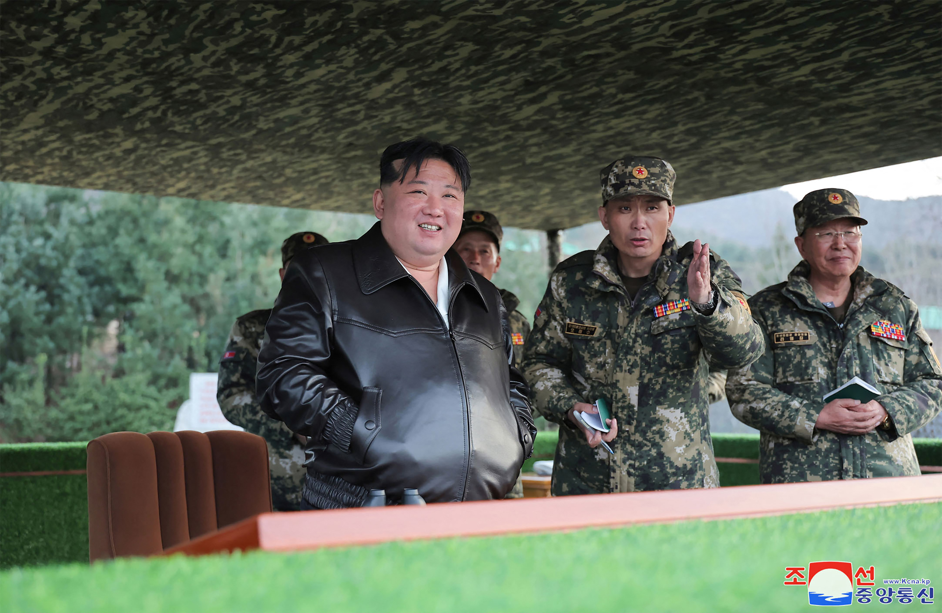 北韓領導人金正恩視察坦克部隊。(AFP)