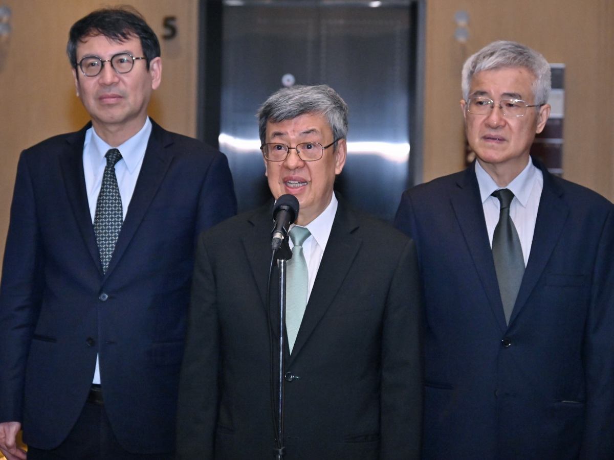 針對立法院交通委員會將討論的鏡電視調閱專案小組，以及藍委提出的花東快特別條例草案，行政院長陳建仁25日表示，憲法規範五權分立，五院都應謹守分際 (行政院提供)