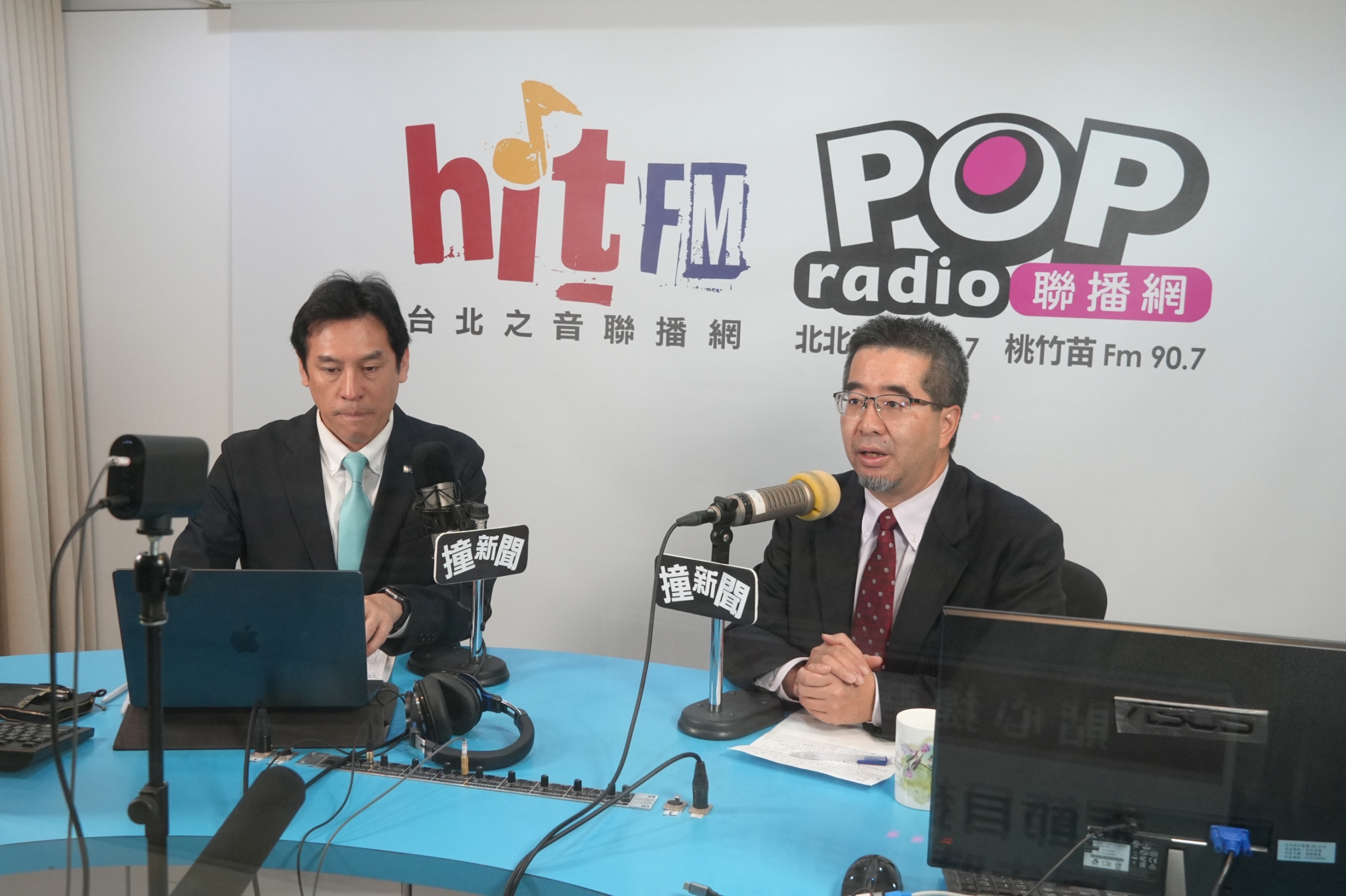 馬英九基金會執行長蕭旭岑(右)接受廣播主持人黃暐瀚專訪，表示馬英九盼此次訪中有機會與習近平碰面。(《POP撞新聞》提供)