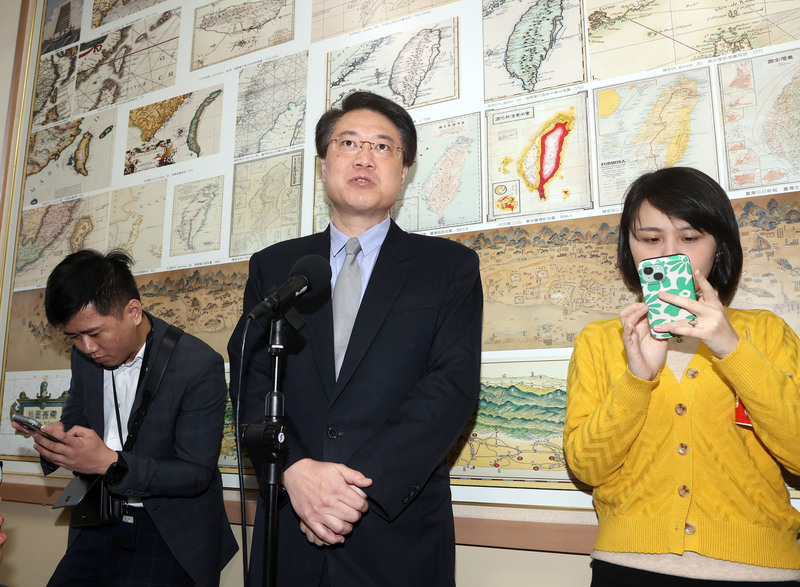 媒體報導，行政院副院長鄭文燦4月1日將召開會議討論國土計畫法是否展延上路時程。內政部長林右昌(中)27日在立法院受訪指出，會議將邀集相關部會及地方政府，研商推動情形，這是中央、地方溝通會議，最重要的是讓國土計畫順利推行。(圖：中央社)