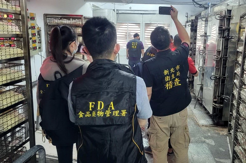 新北市衛生局表示，27日會同衛福部食藥署查核寶林茶室疑食物中毒案的粿條（粄條）來源供應商，並抽驗粄條，在尚未釐清前，已責令業者預防性暫停製作及販售粄條食品，並主動通知下游自主下架回收。（新北衛生局提供） (圖：中央社)