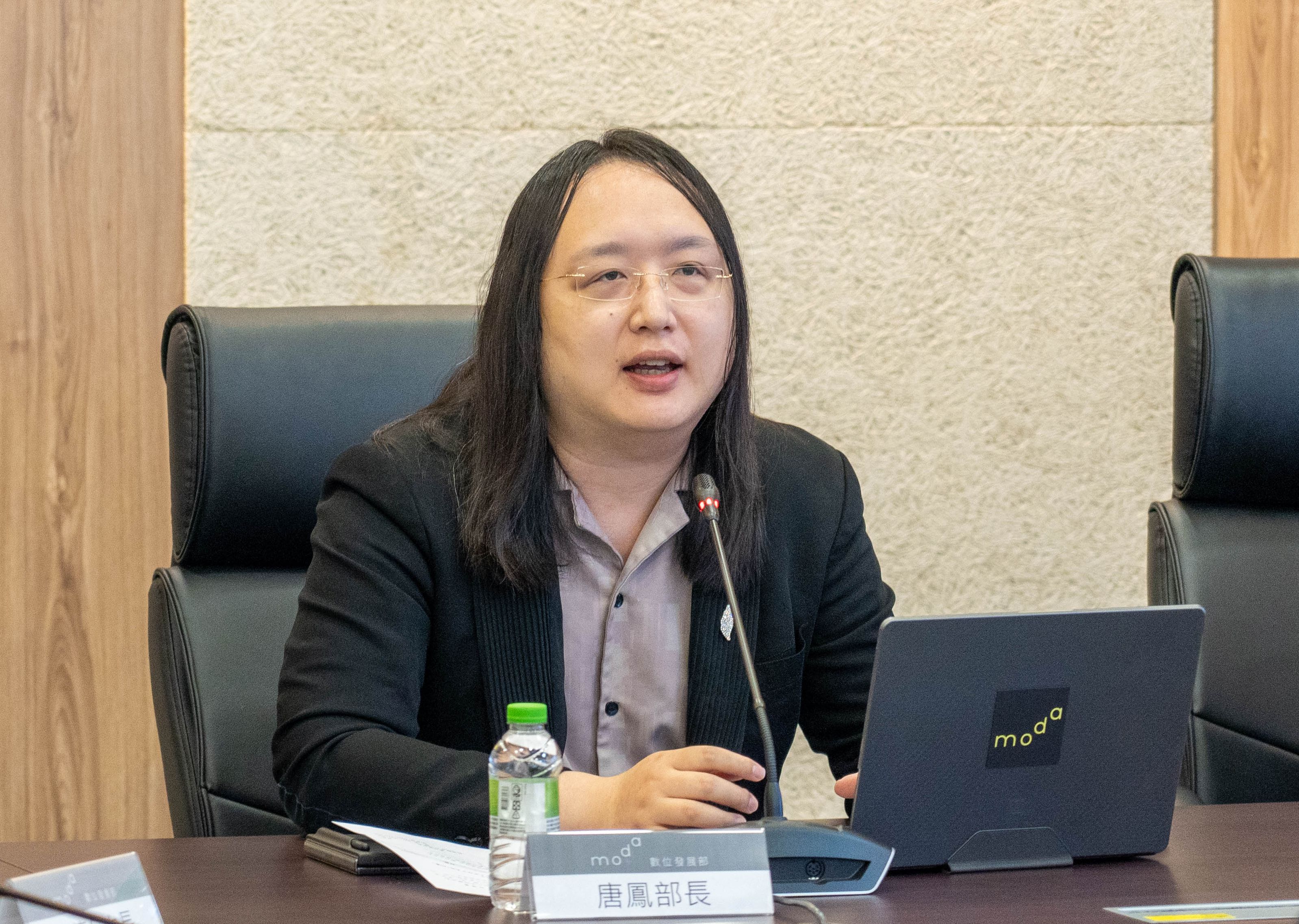 數位部長唐鳳27日表示，將與美國討論技術對接，就可驗證境外數位簽章來台灣投放廣告的身分真實性。(圖：數發部)