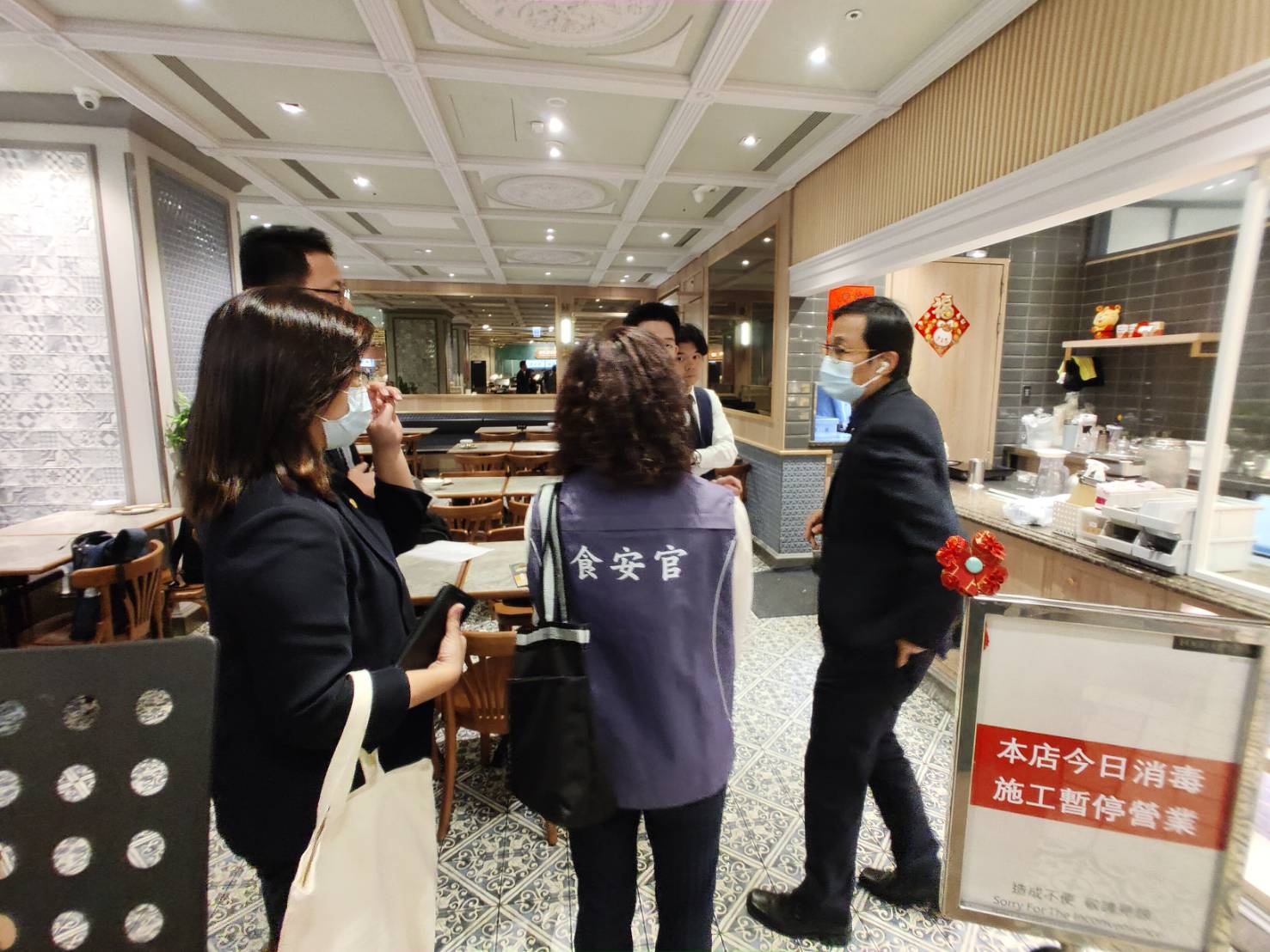 台北市衛生局在接獲通報後，第一時間已派稽查人員前往寶林茶室採檢生物跡證調查，並呼籲近期曾前往寶林茶室用餐民眾注意身體狀況。(北市衛生局提供)