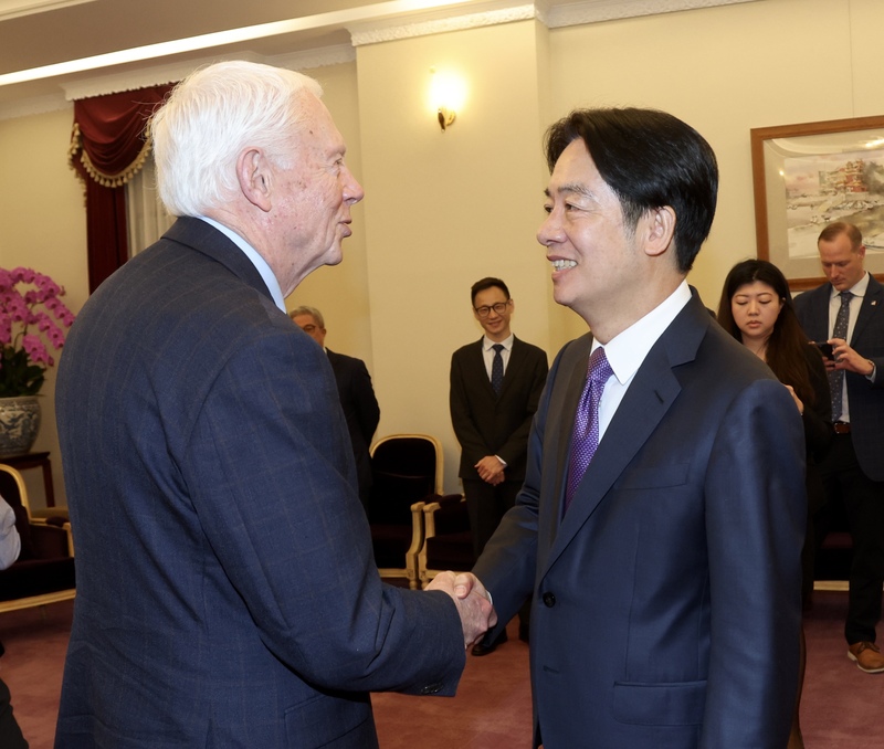 副總統賴清德(前右)28日上午在總統府接見美國聯邦眾議院軍事委員會「情報暨特種作戰」小組主席柏格曼(Jack Bergman)(前左)所率跨黨派議員訪問團，誠摯歡迎訪團來訪台灣。(圖：中央社)