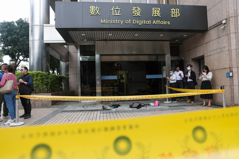 張姓男子疑似對政策不滿，今天(28日)到數位發展部開槍，初步檢視數發部僅玻璃門毀損碎裂，現場無人受傷。(圖：中央社)