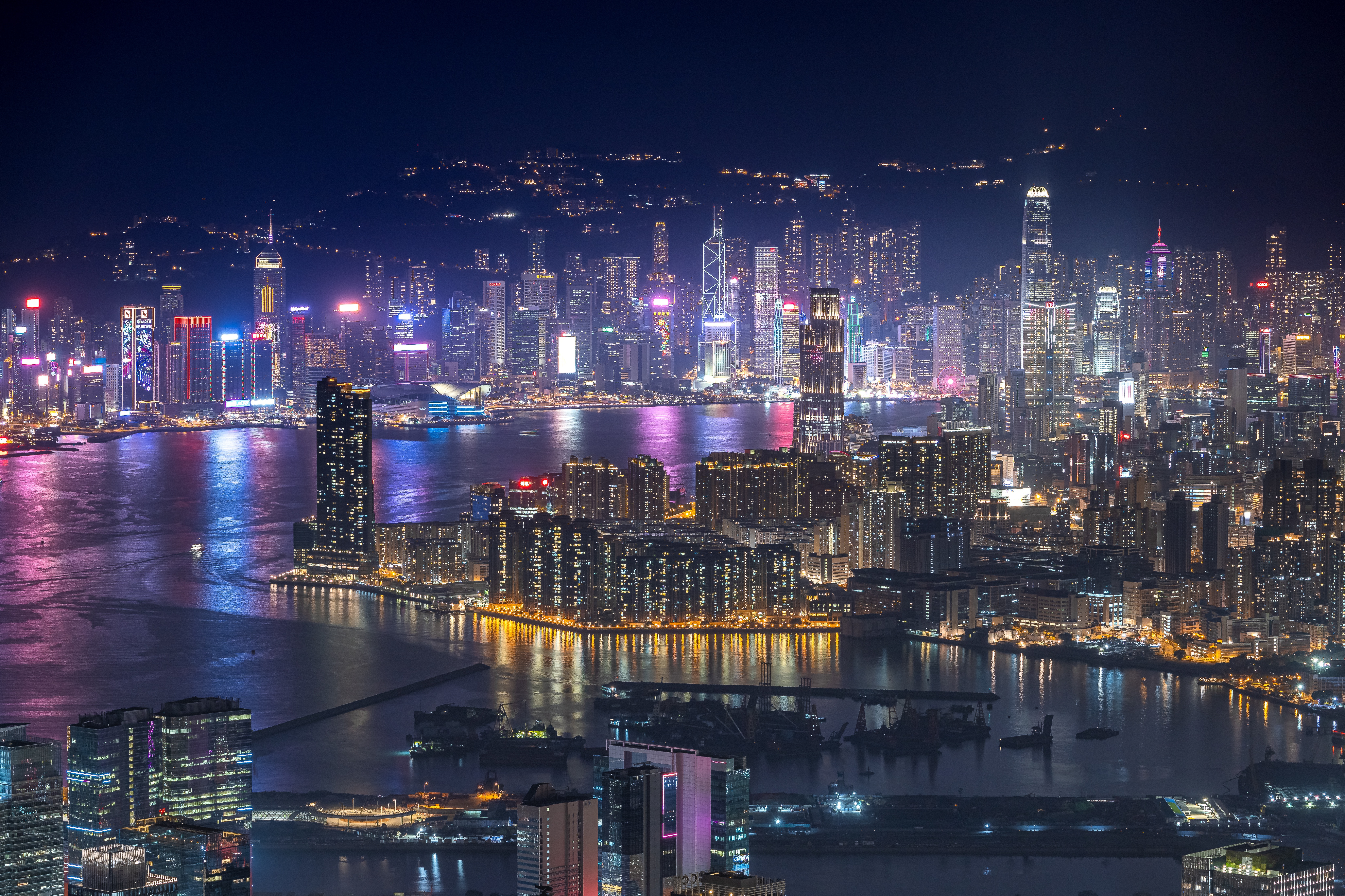 在政治與經濟因素的夾擊下，香港逐漸失去國際轉口港的地位。(Pixabay)