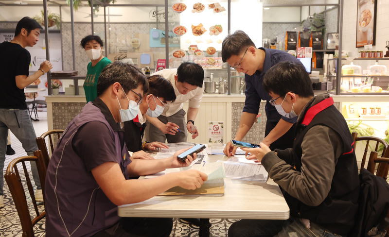 台北市政府30日宣布稽查專案，將在月內清查全市37家百貨公司及各大賣場美食街。圖為市府相關人員29日前往稽查寶林茶室案的美食街。(圖：中央社)