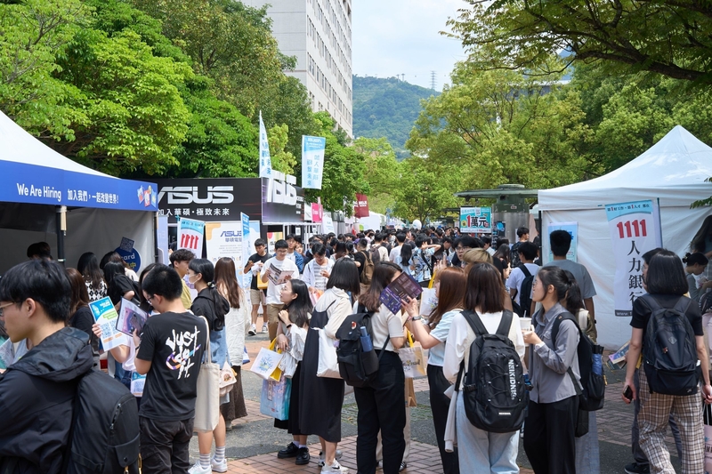 圖為政治大學日前舉辦徵才博覽會。（政大提供）  (資料照片/CNA)
