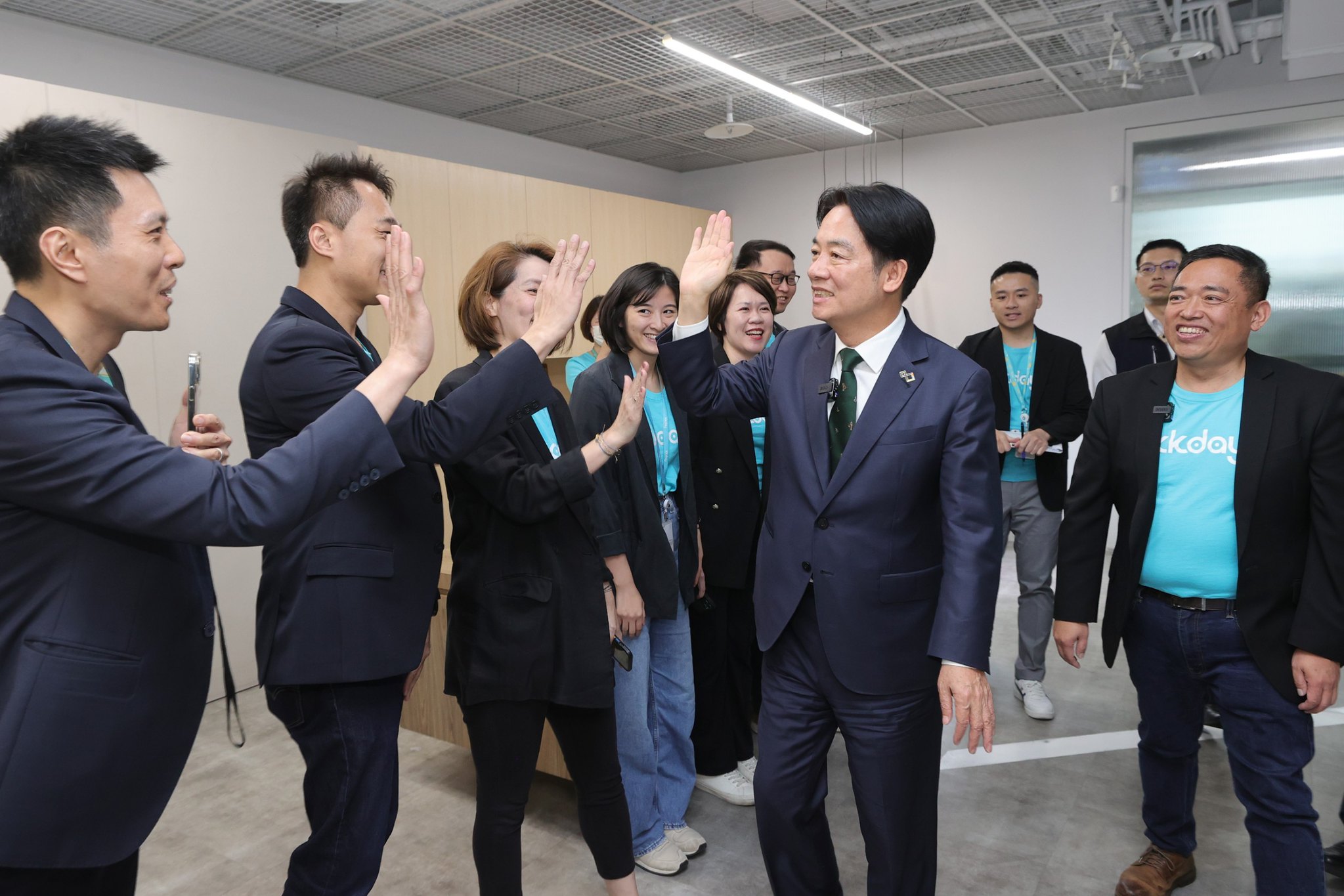 副總統賴清德(前右2)26日到「酷遊天股份有限公司(KKday)」參訪，並與新創旅遊業者座談。(總統府提供)