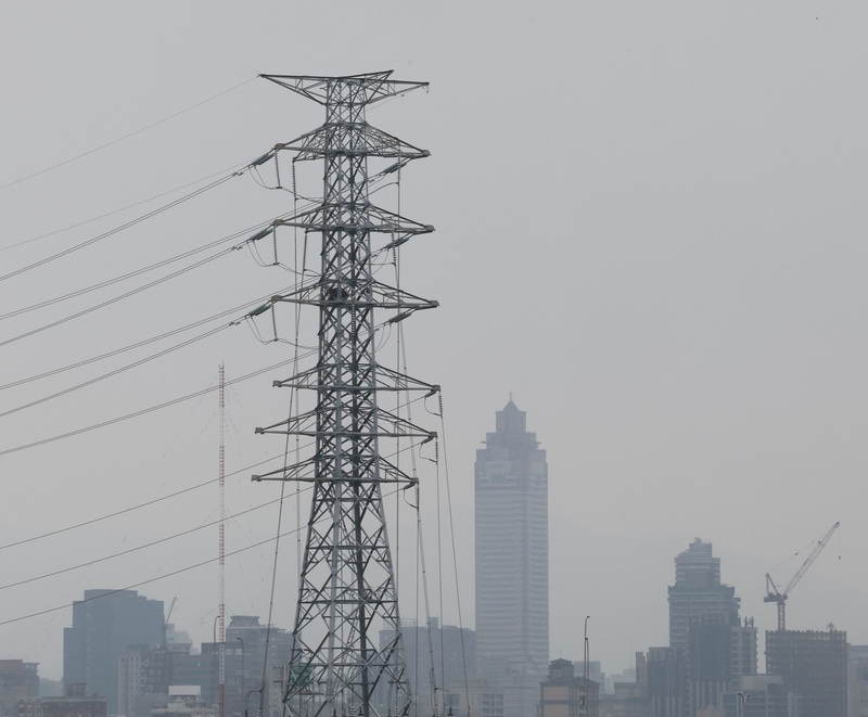 台電15日晚間坦言，因為多部機組受地震影響、大潭8號機跳機，使得供電燈號一度亮出橘燈；圖為台北市區一處高壓電塔。(圖：中央社)