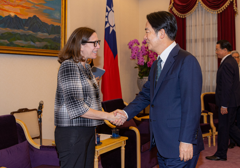 副總統賴清德(前右)在總統府接見美國在台協會(AIT)主席羅森伯格(Laura Rosenberger)(左)，兩人握手致意。(資料照/中央社)