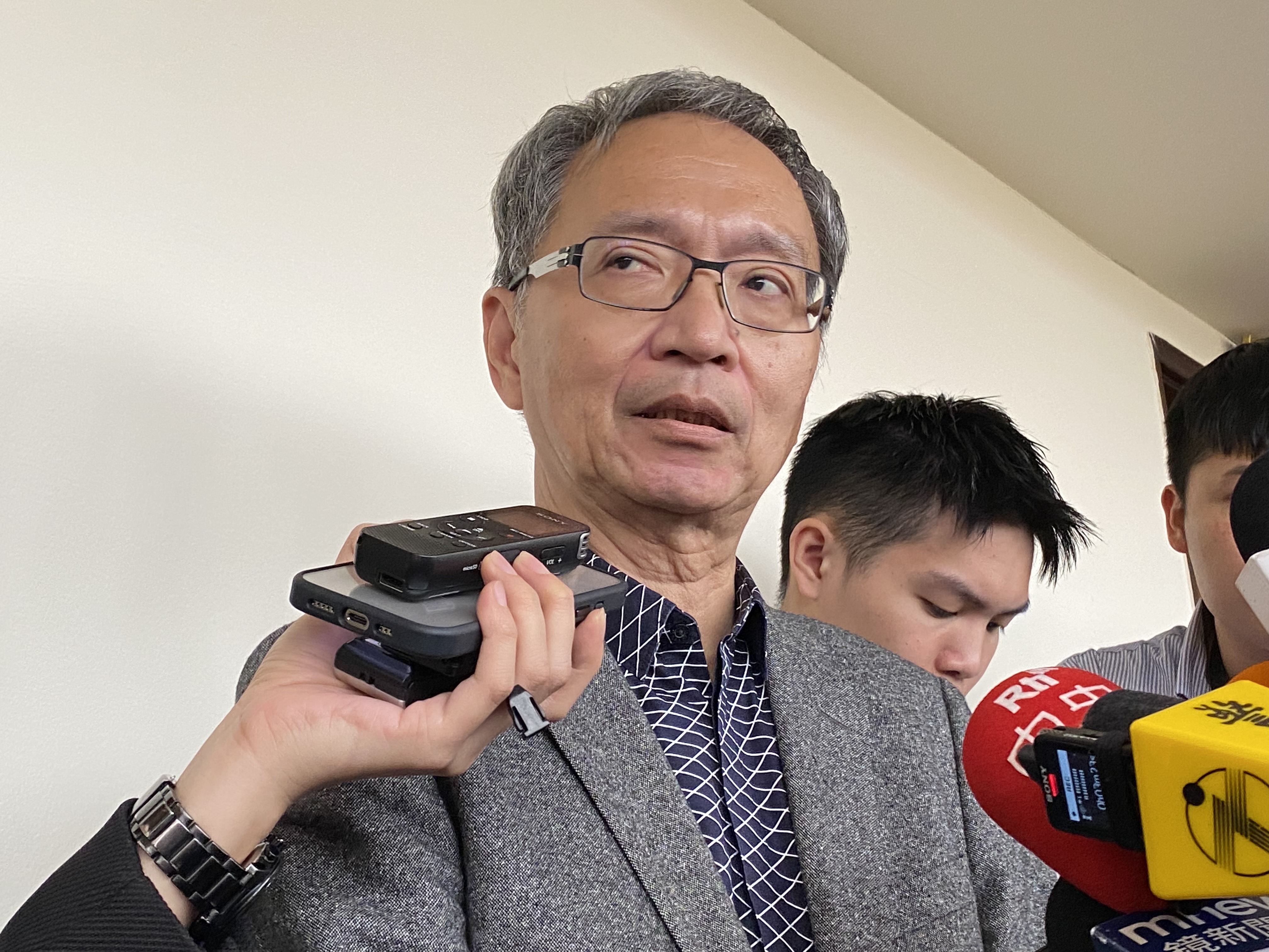 衛福部長薛瑞元1日出席立法院衛環委員會前接受媒體聯訪，說明寶林茶室疑似食物中毒案的最近調查進度和米酵菌酸的可能來源。(吳琍君攝)