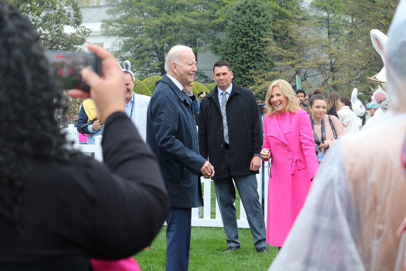 今年3月31日是復活節，白宮4月1日舉辦滾彩蛋活動，總統拜登（Joe Biden）（左2中間）與第一夫人吉兒（著粉紅色衣服）在白宮南草坪與民眾同樂。 (圖：中央社)