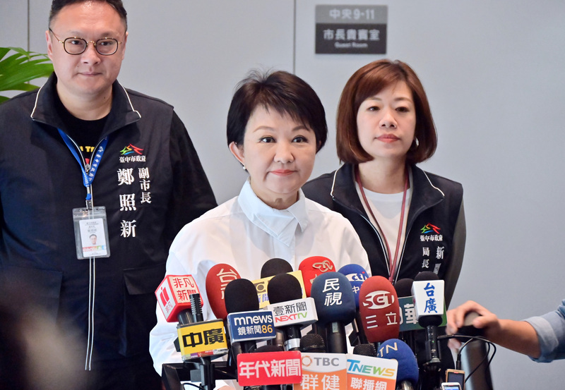 台中市長盧秀燕(前)2日宣布，將於3日到5日率市府團隊至新加坡展開城市交流，考察重點為新加坡熱賣會、演唱經濟、永續發展及生態綠能等。(圖：中央社)