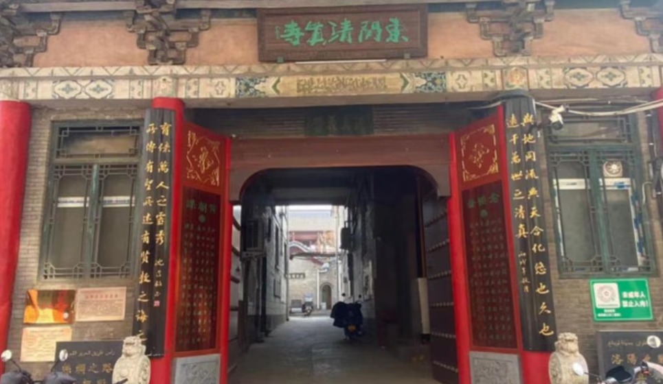 河南省洛陽東關清真寺門口貼有不准未成年人進入的標誌。 （VOA提供）