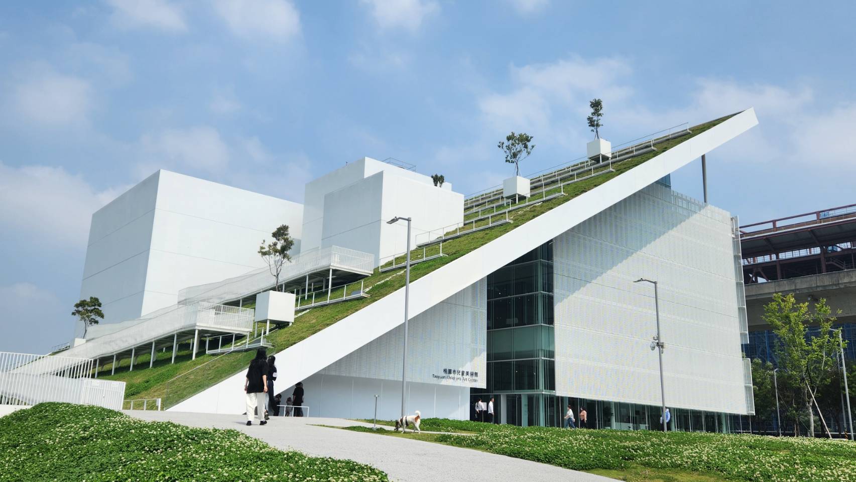 台灣首座以現當代藝術為主題的兒童美術館「桃園市兒童美術館」，由剛獲得2024普立茲克建築獎的日本建築師山本理顯建築師操刀，採用「藝術山形」建築外觀。4月3日是正式開館試營運。(江昭倫 攝)