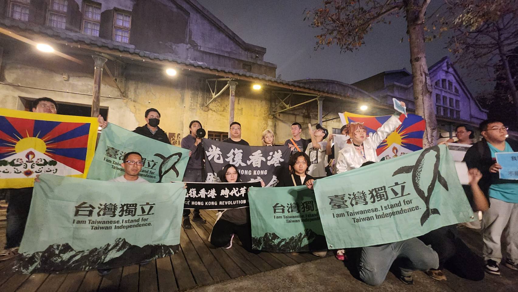 抗議中國樂團「回春丹」發文稱「中國台灣」引發不滿，Legacy專場外變社運現場。(江昭倫 攝)