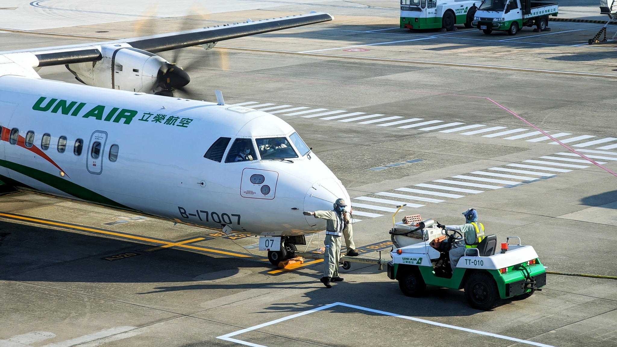 因應花蓮強震導致鐵公路中斷，立榮航空將加開第二班往返台北-花蓮的航班。(圖：立榮航空臉書)