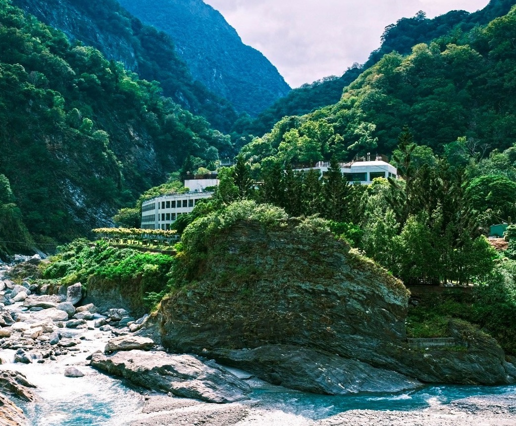 太魯閣晶英酒店傳出有50位員工搭乘4輛小巴失聯。(圖：太魯閣晶英酒店臉書)