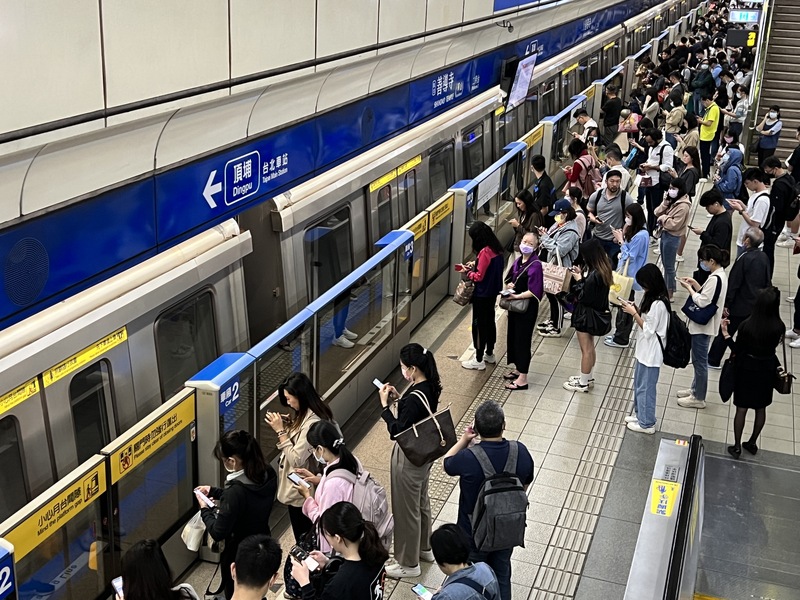 中央氣象署表示，3日上午7時58分花蓮縣政府南南東方25.0公里(位於台灣東部海域)發生有感地震，全台有感，台北捷運全線停駛。 (圖：中央社)