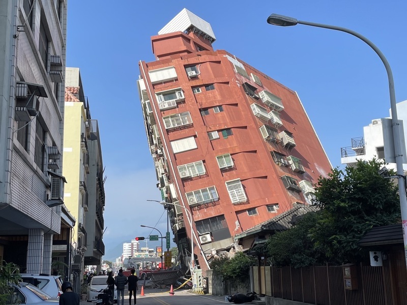 花蓮3日上午7時58分發生芮氏規模7.2地震，造成位於市區中山路重慶路口的一棟房屋傾斜，內有人員受困，警消救援中。 (圖：中央社)
