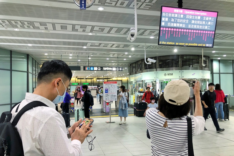 台灣東部3日上午發生地震，桃園市也受到影響，桃園大眾捷運公司表示，機場捷運全線列車停車，預估將暫停營運1小時以上。 (圖：中央社)