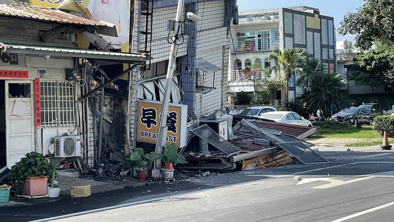 花蓮3日上午7時58分發生芮氏規模7.2地震，花蓮市北濱街一棟民宅嚴重傾斜，一樓早餐店幾乎遭壓毀。（民眾提供） (圖：中央社)