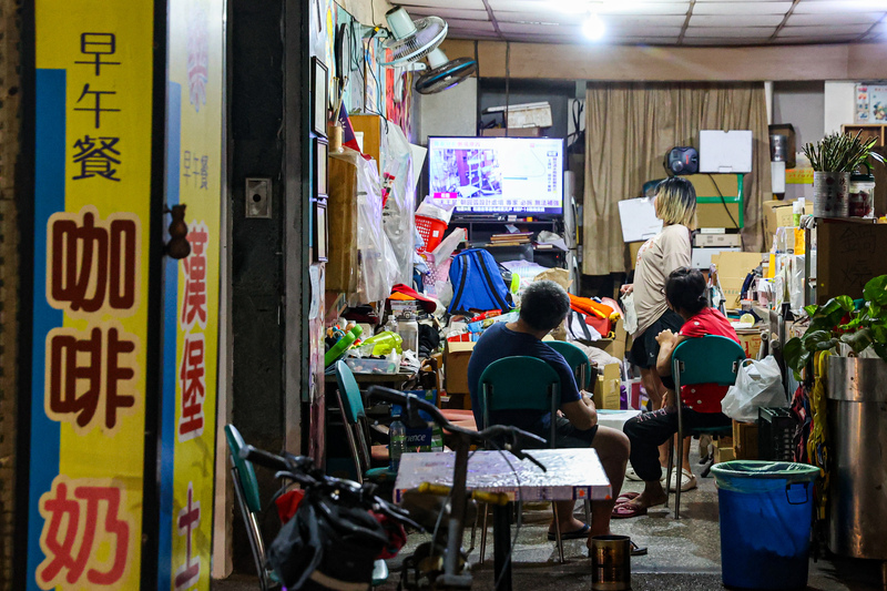 花蓮東部外海3日上午7時58分發生芮氏規模7.2地震，餘震不斷。圖為3日晚間花蓮市民眾聚集在一塊，關注震災相關新聞報導。(圖：中央社)