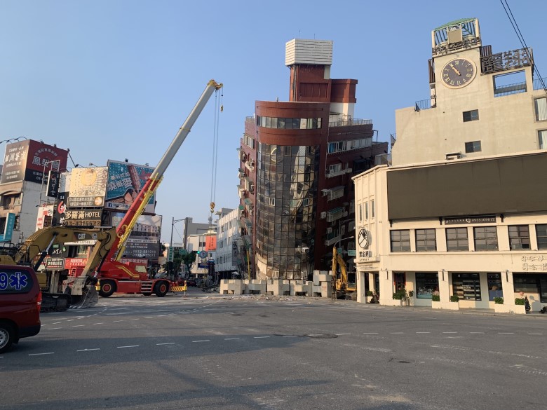 水利署完成清查水利設施均為安全，九河分署提供消波塊予花蓮縣政府支撐傾斜建築物。(水利署提供)