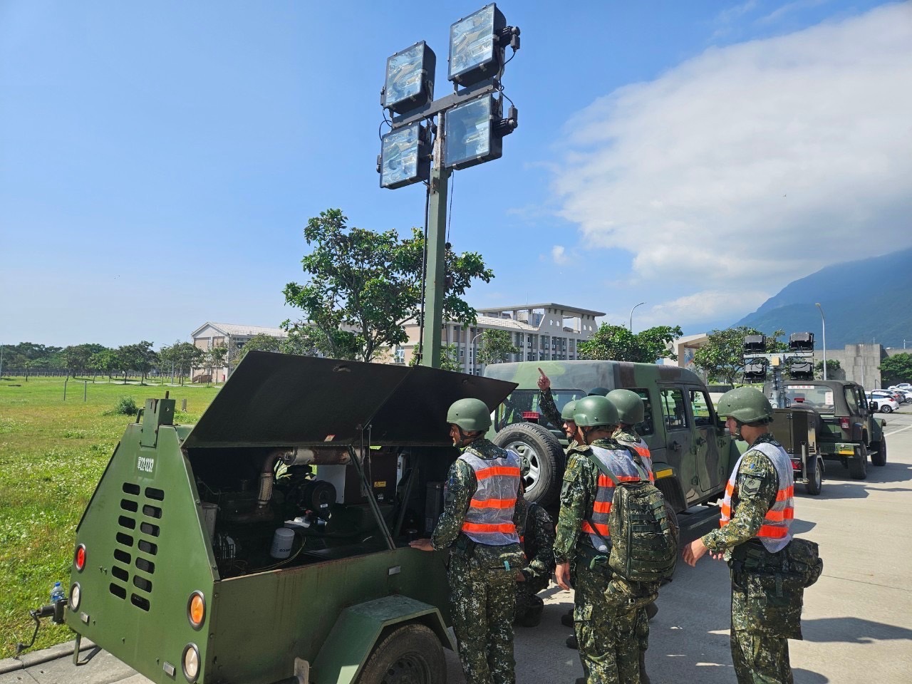 國軍第二作戰區表示，已完成兵力、機具器材整備，隨時配合花蓮縣災害應變中心，投入救援行動。（國防部提供）