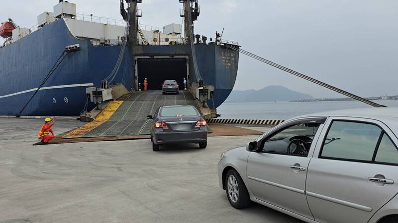 花蓮發生強震，蘇花公路中斷，為協助震災疏運，貨船「台北快輪」3日晚間就先抵達蘇澳港，4日上午載運60輛自小客車與3輛大貨車前往花蓮。 (圖：中央社)