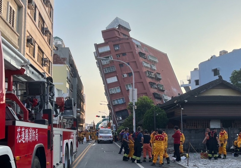 花蓮強震造成市區天王星大樓傾倒，花蓮地檢署檢察官4日會同結構技師勘查現場。 (圖：中央社)