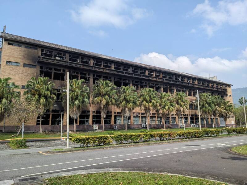 花蓮3日強震後，東華大學理工一館發生火警，師生長期累積實驗成果全被燒光，D棟更付之一炬，4日從大樓外觀看，明顯呈現一片焦黑。 (圖：中央社)