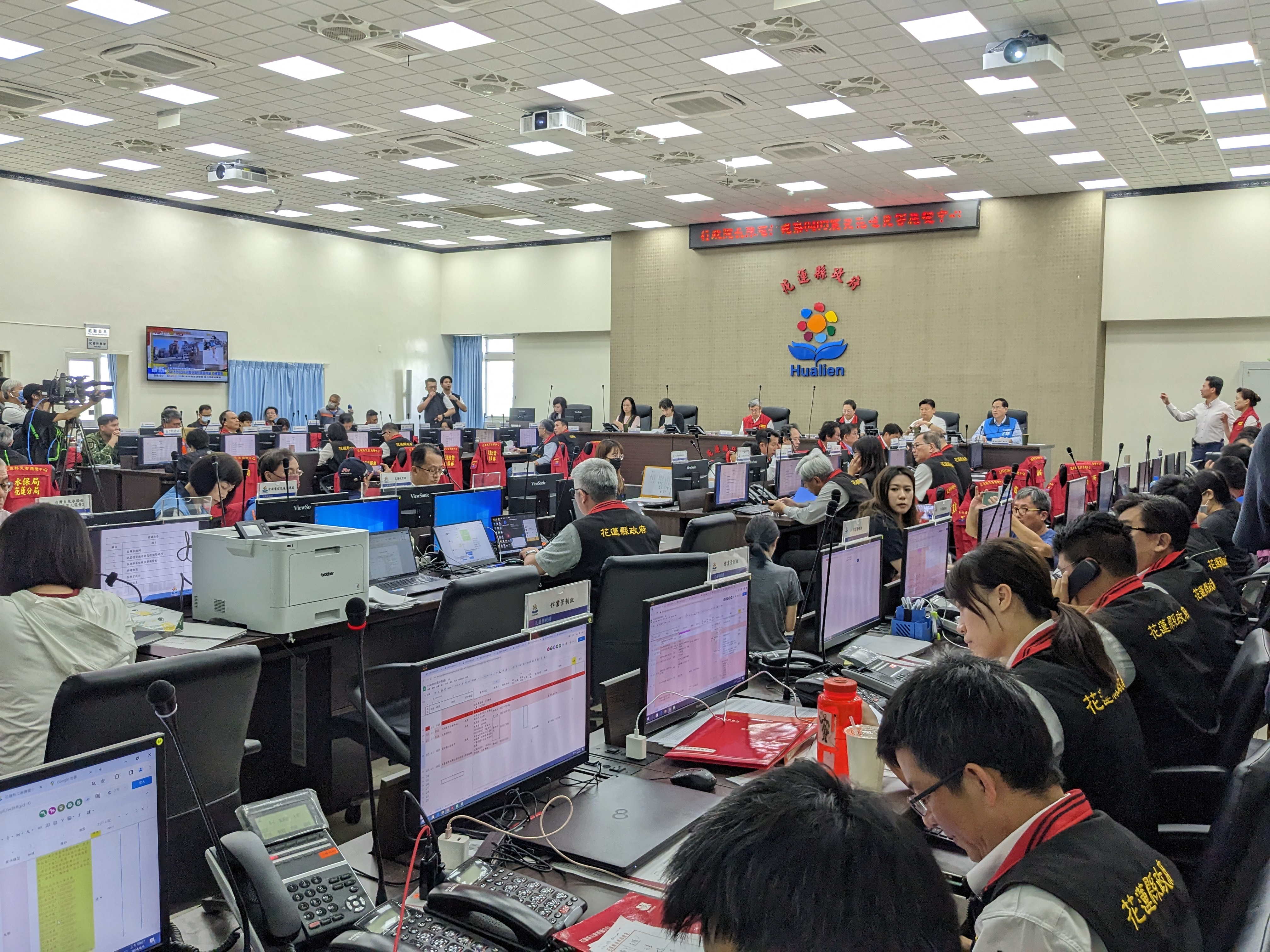 行政院長陳建仁今天(4日)上午與副總統當選人蕭美琴共赴花蓮災害應變中心進行視察。(陳念宜 攝)