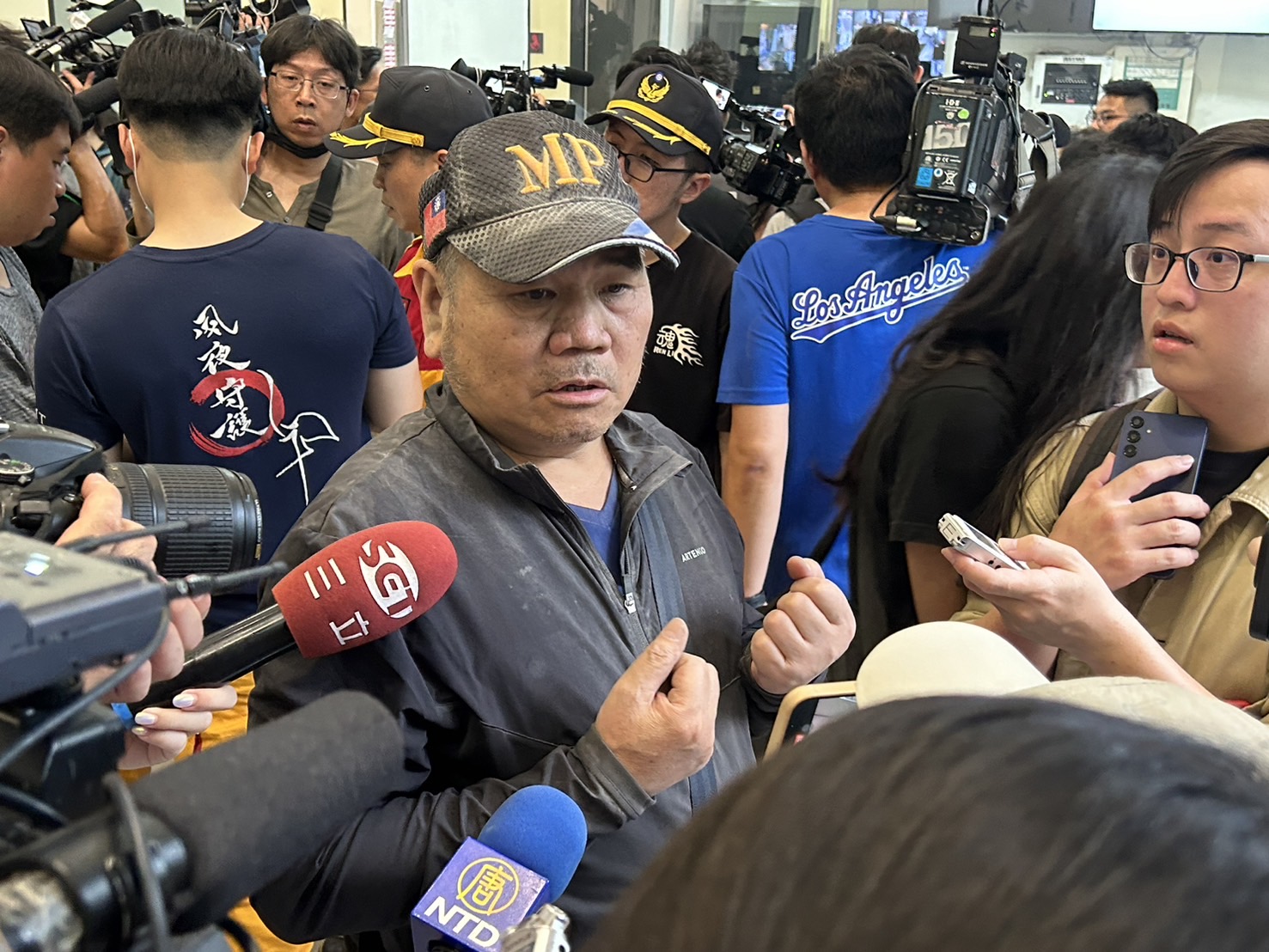 花蓮強震造成中橫公路交通阻斷，多名受困民眾在今天(4日)下午獲救下山，其中一名獲救的生還者、太魯閣晶英酒店安全部經理陳衛華表示，下山的過程中落石不斷、驚險萬分。(林詠青 攝)