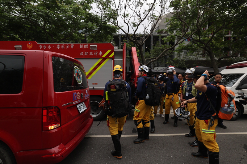 搜救人員5日上午持續挺進中橫山區破碎道路搜救受困民眾。圖為搜救隊於中橫前進指揮所集結。(圖：中央社)