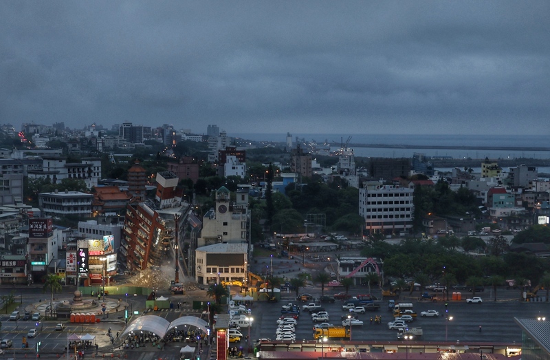 0403花蓮強震後，不少民眾自住的房屋變成危樓甚至倒塌；圖為震後不久軒轅路上的天王星大樓嚴重傾斜。(圖：中央社)