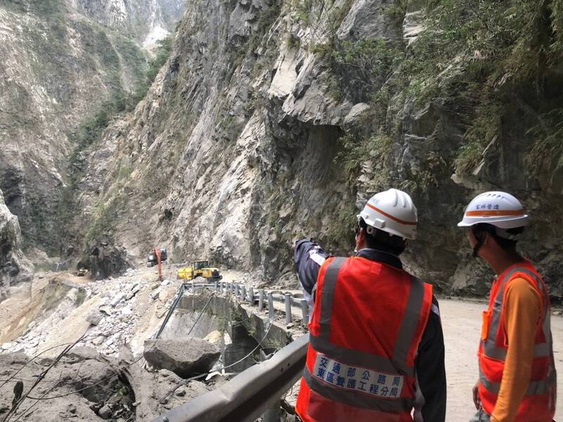 台8線中橫公路在花蓮強震中嚴重受損，經過工程人員不眠不休搶通，台8線已於7日開放通行。(公路局東區分局提供/圖：中央社)