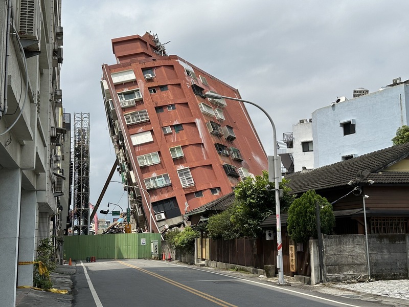 花蓮強震造成天王星大樓傾斜。 (圖：中央社)