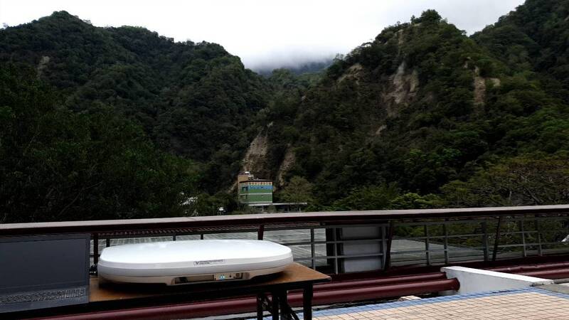 數位部表示，技術人員6日成功接收OneWeb低軌衛星訊號，建立應變網路提供基本網路通訊。圖為低軌衛星OneWeb終端設備於天祥提供應變通訊網路。(數位部提供/圖：中央社)