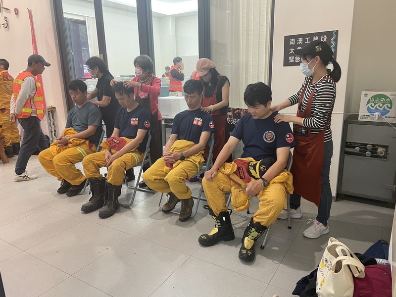 強震重創花蓮，各地特搜隊伍集結進駐，民間愛心資源也湧入為災區送暖，其中多特瑞療癒之手基金會有9名成員就陸續前往收容所、消防局等地，為辛苦的前線搜救人員按摩放鬆。 (圖：中央社)