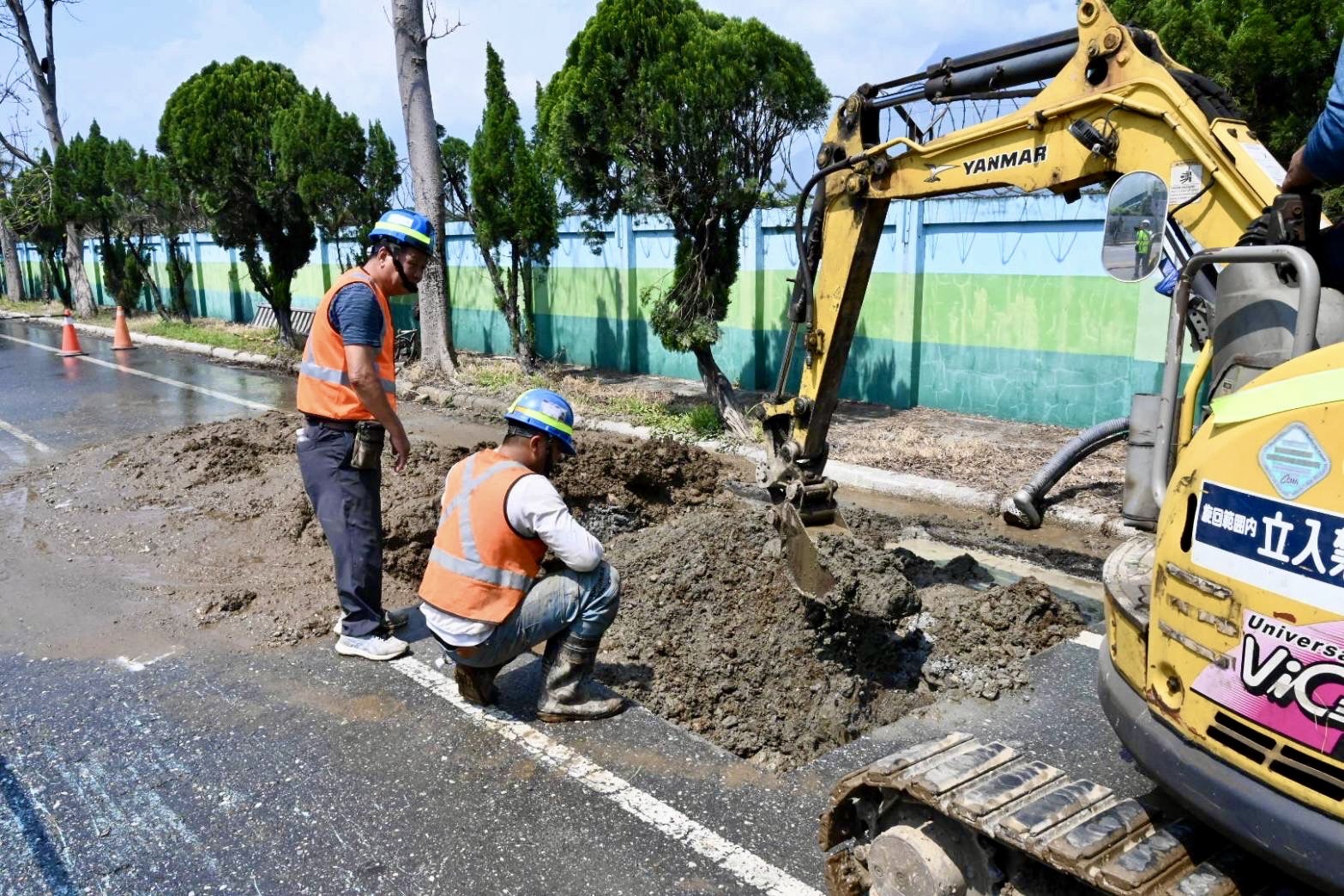 403強震釀災情，台灣自來水公司6日表示，目前除花蓮富世淨水場，花蓮秀林鄉富世、和平、崇德等村也因道路中斷搶修困難外，其餘地區均已復水。(翻攝自台灣自來水公司臉書)