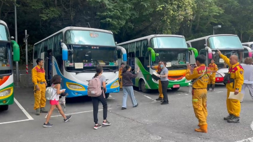 台8線天祥至牌樓路段今天(7日)上午搶通，受困天祥跟晶英酒店等首批民眾撤離下山。(消防署提供)