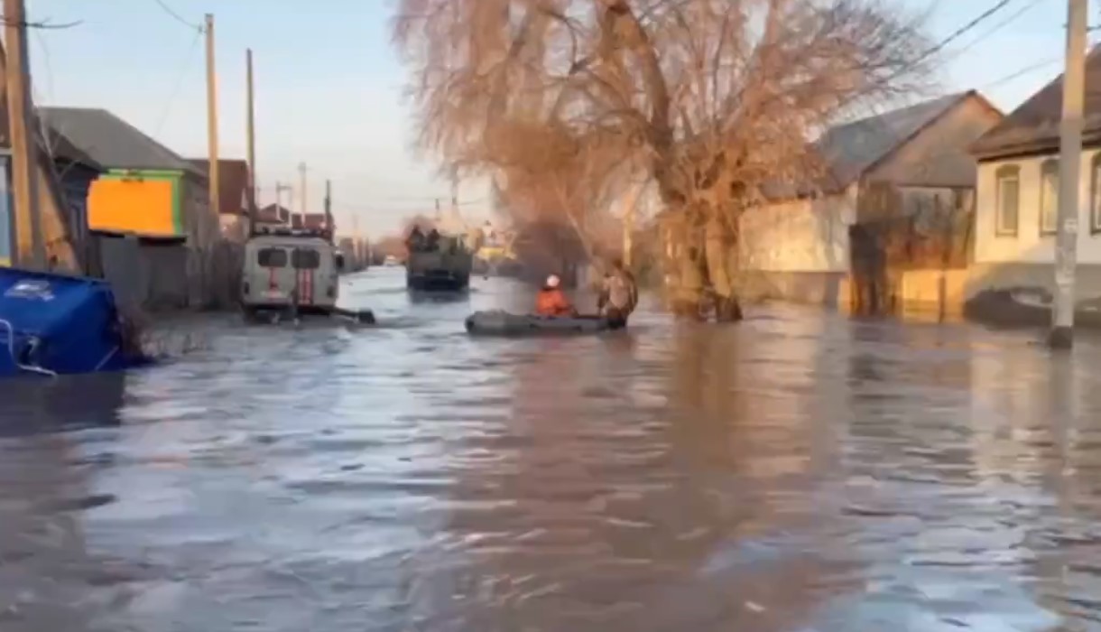 俄羅斯中南部靠近哈薩克邊界的城市奧爾斯克(Orsk)5日因暴雨爆發水壩潰堤洪災，周邊村莊陷入危機。(X平台/@WireDispatch)