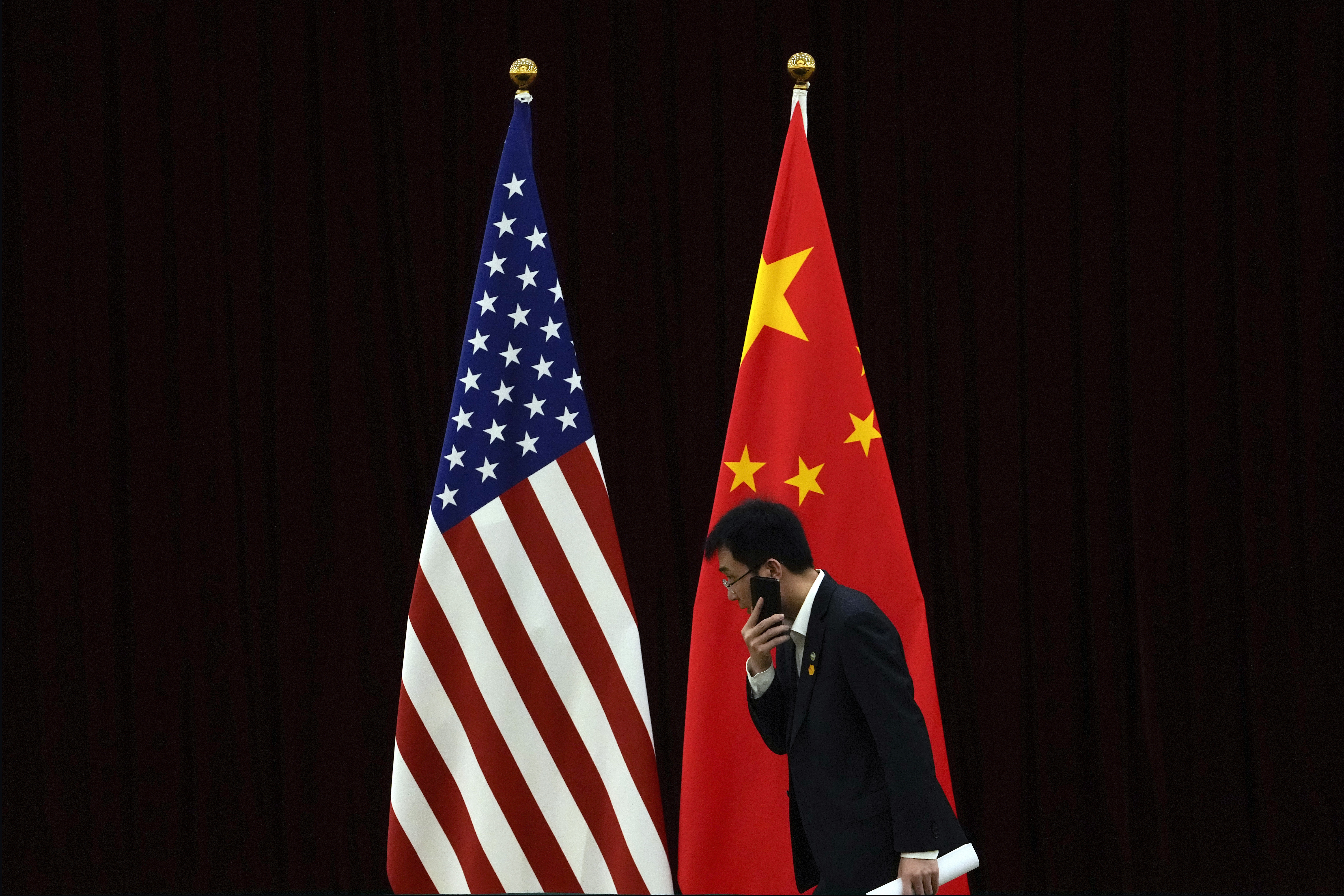 美國21日發布規定草案，某些可能威脅美國國安的中國AI與其他科技產業投資將會受到限制。(美聯社/達志影像)
